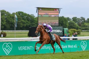 https://www.koeln-galopp.de/wp-content/uploads/2025/05/Alpenjaeger-unter-Sibylle-Vogt-gewinnt-des-Grossen-Preis-der-PSD-Bank-_250504_sabine-effgen-4